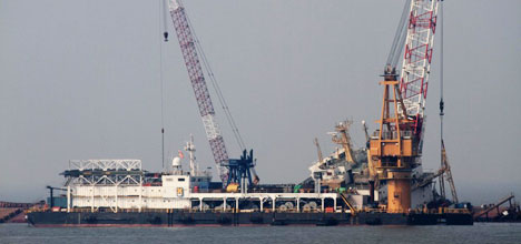 SunLive - Rena: new crane barge arriving - The Bay's News First