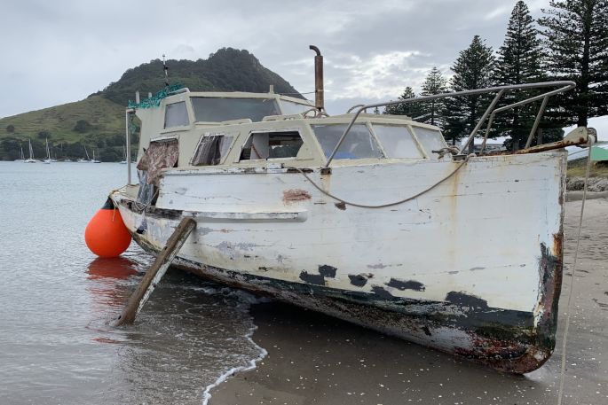 Photo of SunLive – Bateau Pilot Bay à terre après avoir coulé